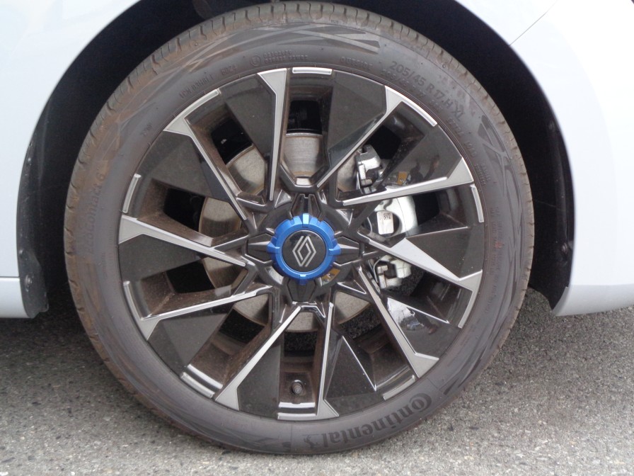 標準装着ホイール以外にも多彩な純正オプションホイールや社外品のお取付もお気軽にご相談ください。