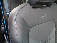 シートとシートベルトはブルーステッチとアルピーヌロゴも魅力的です