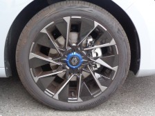 標準装着ホイール以外にも多彩な純正オプションホイールや社外品のお取付もお気軽にご相談ください。