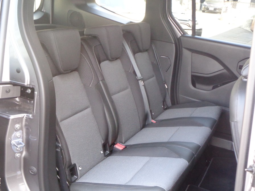 仏蘭西流おもてなし空間がここに。伝統の乗り心地の良さを十分に体感できるのが後席です。