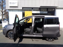 信頼・確実性と堅牢性に富む手動式両側スライドドア。やはり便利です。