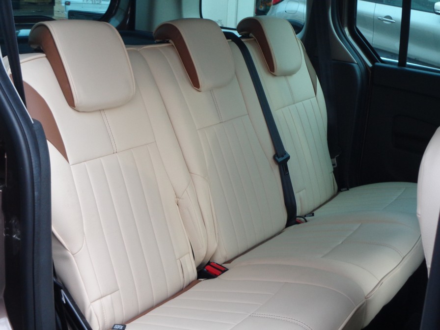 仏蘭西流おもてなし空間がここに。伝統の乗り心地の良さを十分に体感できるのが後席です。