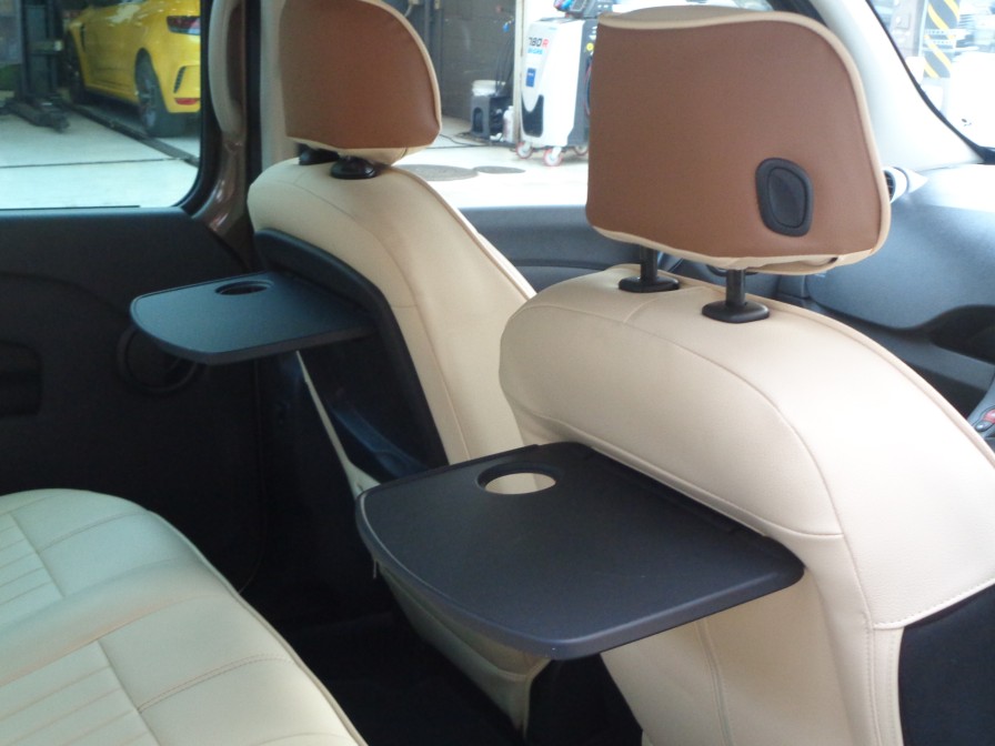 後席用テーブルは、ロングドライブで、お出かけ先で重宝します