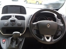 いつの時代も人間工学を積極的に取り入れてきたルノーならではのレイアウトとなっております。