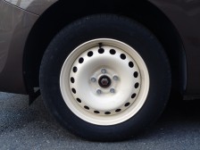 標準装着ホイール以外にも多彩な純正オプションホイールや社外品のお取付もお気軽にご相談ください。