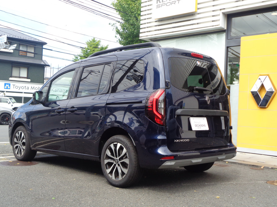 四角いデザインは車両感覚もつかみやすくなっております