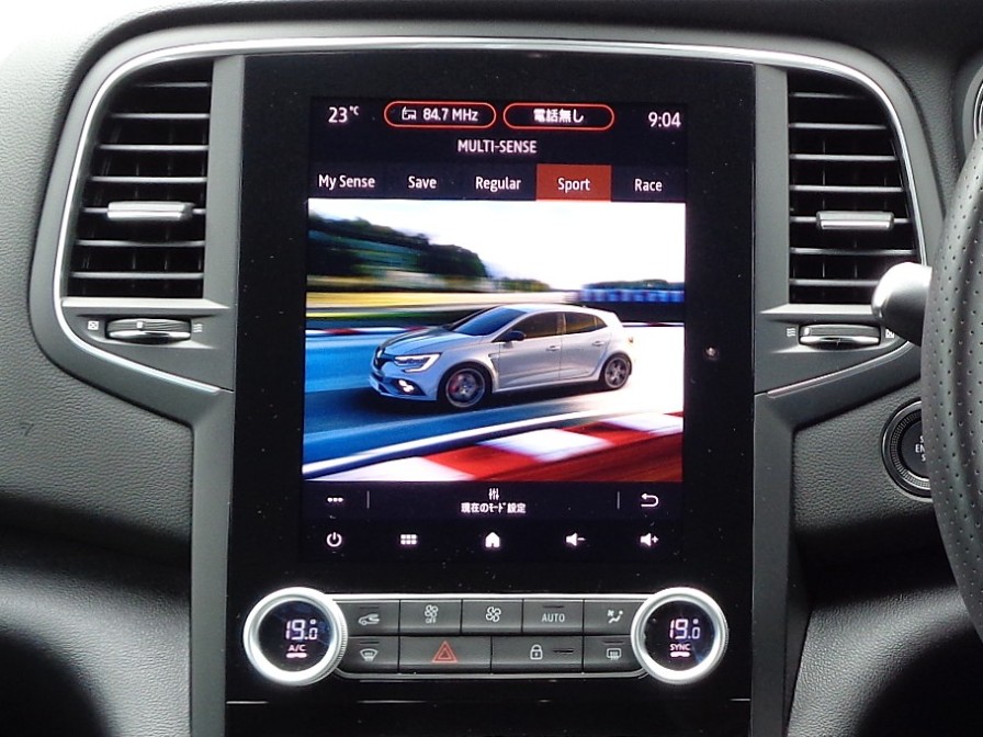 マルチファンクションタッチスクリーンは　Ａｎｄｒｏｉｄ　ＡｕｔｏとＡｐｐｌｅ　ＣａｒＰｌａｙに対応。ｇｏｏｇｌｅなどのアプリによるナビゲーション等、多彩なメディアをお愉しみいただけます。