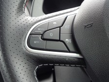 レーダーが前方車両の速度と距離を検知し距離を一定に保つアクティブクルーズコトロール。アクセルとブレーキを併用して設定車間距離を保ち、前方車両が停止した場合には車間距離を保ちながら自動停車します。