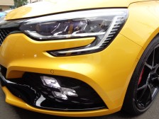 対向車や前方車両を感知した場合は、ハイビームとロービームを自動で切り替えて、最適な前方視界を確保。他車を眩惑することなく夜間走行の安全性を高めます。
