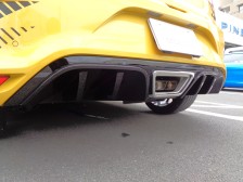 リヤエンドはディフューザーとセンターマフラー1本出しで、洗練された空力特製を感じさせるレイアウト。