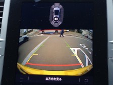 リバースポジションにシフトすると自動的にカメラが作動、画面に後方の視界が映し出される、安心のバックカメラを装備。
