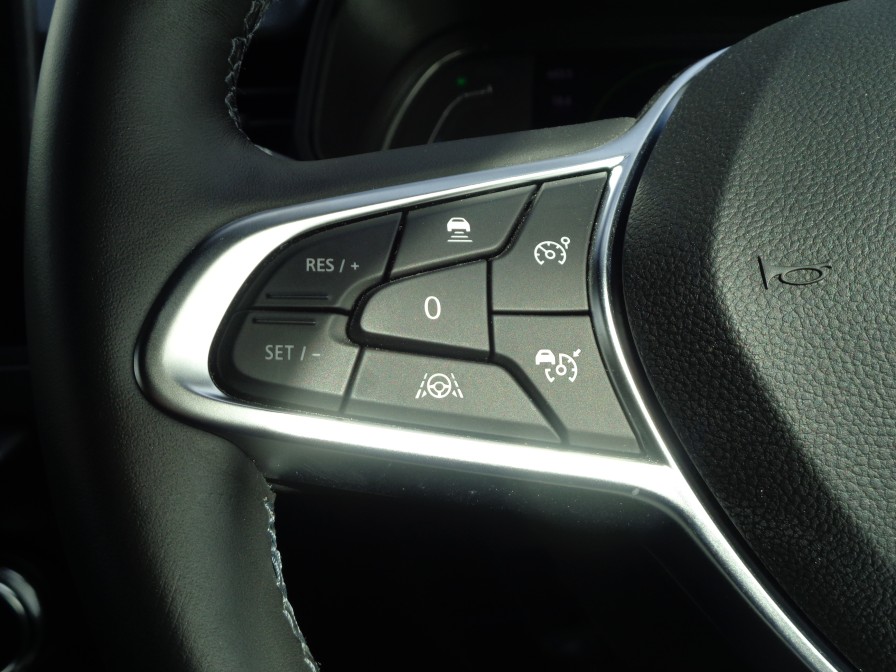 レーダーが前方車両の速度と距離を検知し距離を一定に保つアクティブクルーズコトロール。アクセルとブレーキを併用して設定車間距離を保ち、前方車両が停止した場合には車間距離を保ちながら自動停車します。