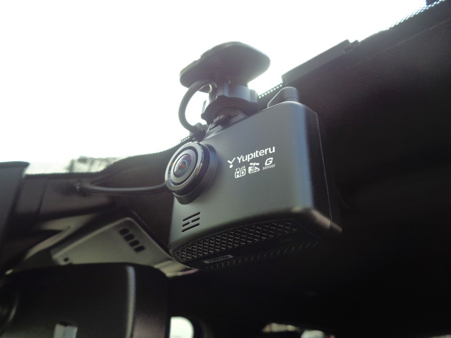 走行中に発生したアクシデントなどを、このドライブレコーダーが記録します。万が一の時の証拠資料として有効だから安心です。