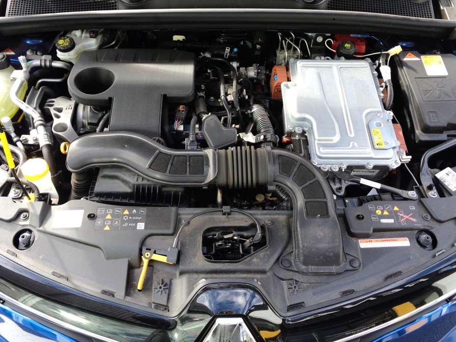 トライアングル形状のシリンダーヘッド内に２５０ｂａｒの高圧力で燃料を直接噴射することで燃焼効率化を図り内部への特殊コーティングでフリクションを低減するなど、燃費向上への技術が惜しみなく注がれている。