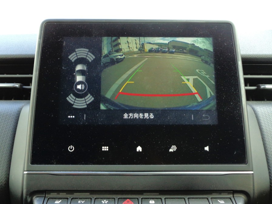 リバースポジションにシフトすると自動的にカメラが作動、ナビゲーション画面に後方の視界が映し出される、安心のバックカメラを装備。