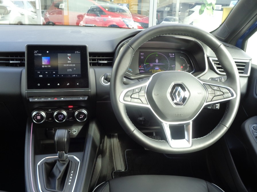 いつの時代も人間工学を積極的に取り入れてきたルノーならではのレイアウトとなっております。