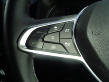 レーダーが前方車両の速度と距離を検知し距離を一定に保つアクティブクルーズコトロール。アクセルとブレーキを併用して設定車間距離を保ち、前方車両が停止した場合には車間距離を保ちながら自動停車します。