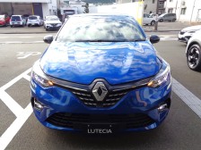 ルノーの最新デザインを反映したＣシェイプＬＥＤを組み込んだ、フルＬＥＤヘッドランプ。