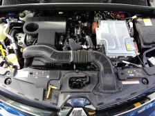 トライアングル形状のシリンダーヘッド内に２５０ｂａｒの高圧力で燃料を直接噴射することで燃焼効率化を図り内部への特殊コーティングでフリクションを低減するなど、燃費向上への技術が惜しみなく注がれている。