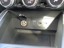 スマホや携帯音楽プレーヤーなどの外部機器を接続できる入力端子です