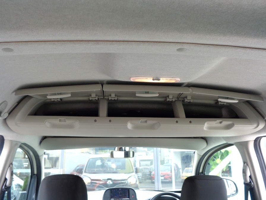 後席上には3つの扉で分割された収納BOXを配置。車内で使う様々なものをスマートに収納可能です。