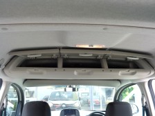 後席上には3つの扉で分割された収納BOXを配置。車内で使う様々なものをスマートに収納可能です。