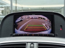 リバースポジションにシフトすると自動的にカメラが作動、画面に後方の視界が映し出される、安心のバックカメラを装備。