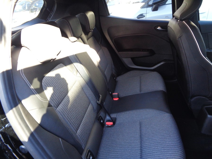 仏蘭西流おもてなし空間がここに。伝統の乗り心地の良さを十分に体感できるのが後席です。