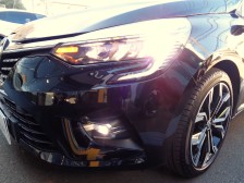 ルノーの最新デザインを反映したＣシェイプＬＥＤを組み込んだ、フルＬＥＤヘッドランプ。ハロゲンより２０％強力な光を放つとともに、グレアを減らし安全性を高める。