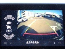 リバースポジションにシフトすると自動的にカメラが作動、ナビゲーション画面に後方の視界が映し出される、安心のバックカメラを装備。