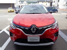 ヘッドランプから下方に伸びるＣシェイプＬＥＤ。デイタイムランプとして点灯し、周囲に存在を知らせる。