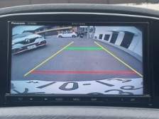 リバースポジションにシフトすると自動的にカメラが作動、画面に後方の視界が映し出される、安心のバックカメラを装備。