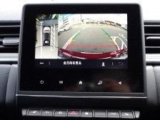 リバースポジションにシフトすると自動的にカメラが作動、ナビゲーション画面に後方の視界が映し出される、安心のバックカメラを装備