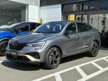 高い地上高、大径ホイールによるSUVならではの力強さ。クーペスタイルの美しいルーフが描く都会的でエレガントなボディライン。2つの特徴を理想的に融合した、ダイナミックで都会的なデザイン。