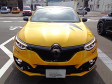対向車や前方車両を感知した場合は、ハイビームとロービームを自動で切り替えて、最適な前方視界を確保。他車を眩惑することなく夜間走行の安全性を高めます。