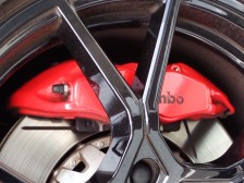 名門ブレンボ社のブレーキシステムを採用。ルノースポールの名に恥じないストッピングパワーを手に入れました。