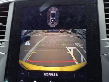 リバースポジションにシフトすると自動的にカメラが作動、画面に後方の視界が映し出される、安心のバックカメラを装備。